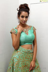 Rraxshmi Tthakur