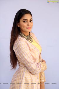 Sana Makbul Photos