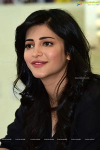 Shruti Haasan in Black Drees