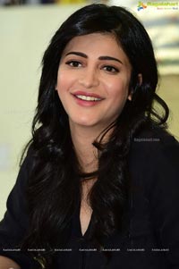 Shruti Haasan in Black Drees