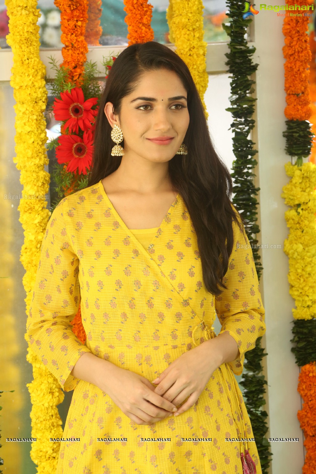 Ruhani Sharma at Chi La Sow Muhurat