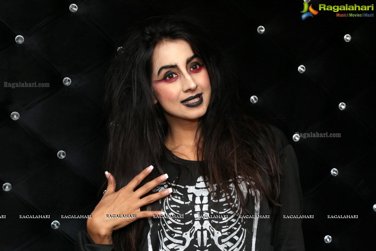 Sanjana at Happy Halloween at Mirrors