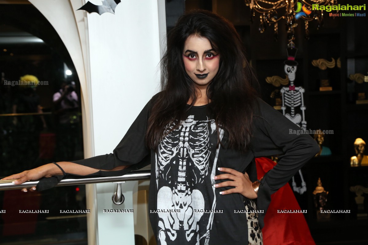 Sanjana at Happy Halloween at Mirrors
