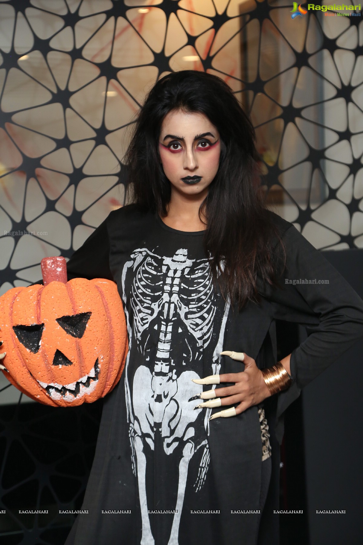 Sanjana at Happy Halloween at Mirrors