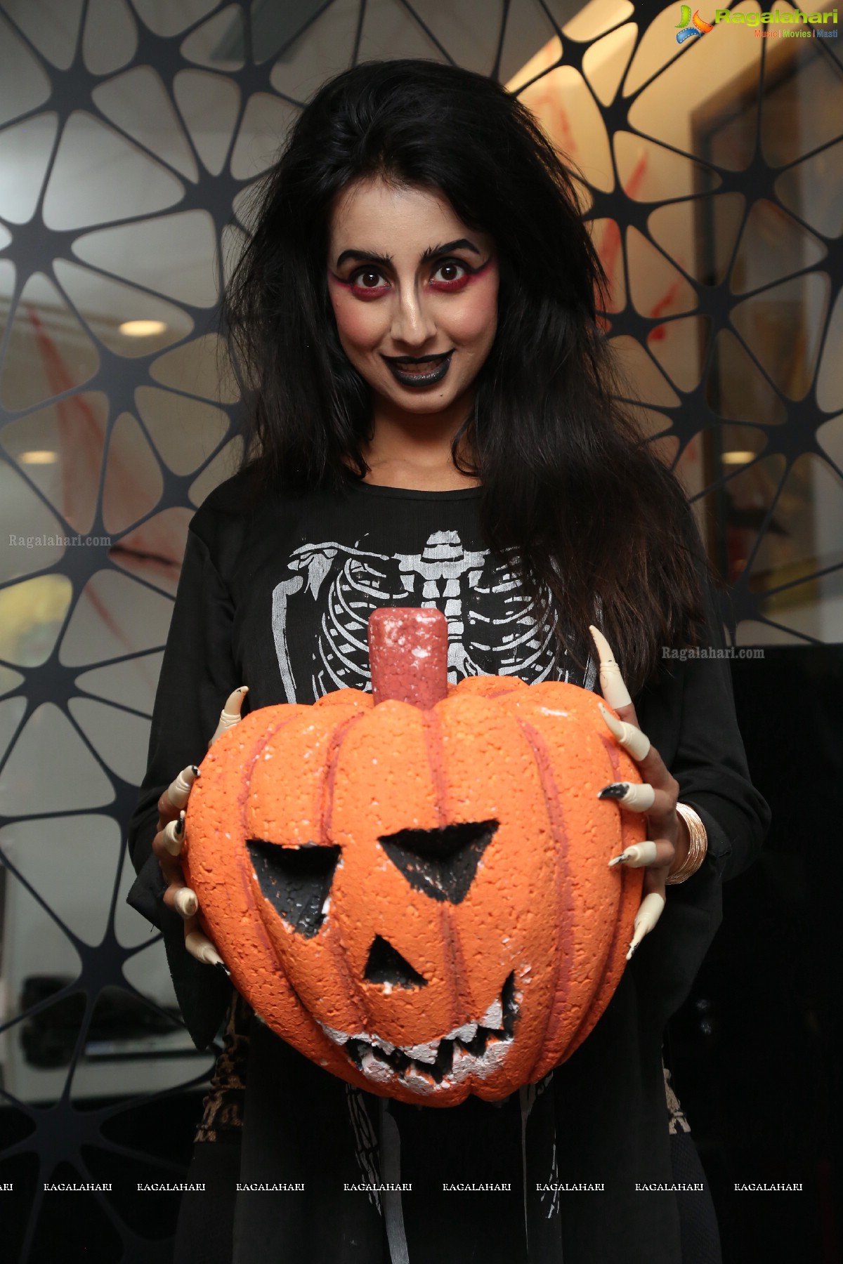 Sanjana at Happy Halloween at Mirrors