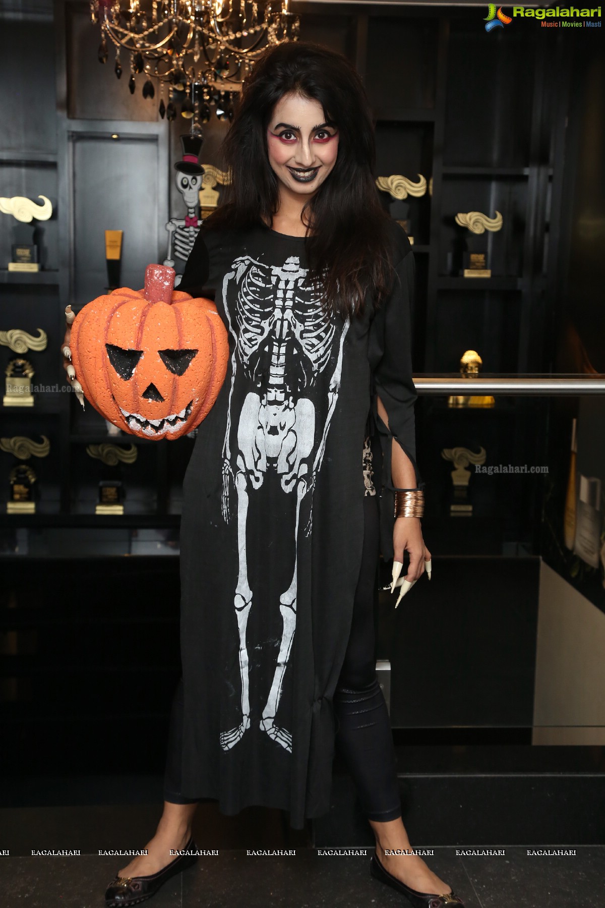 Sanjana at Happy Halloween at Mirrors