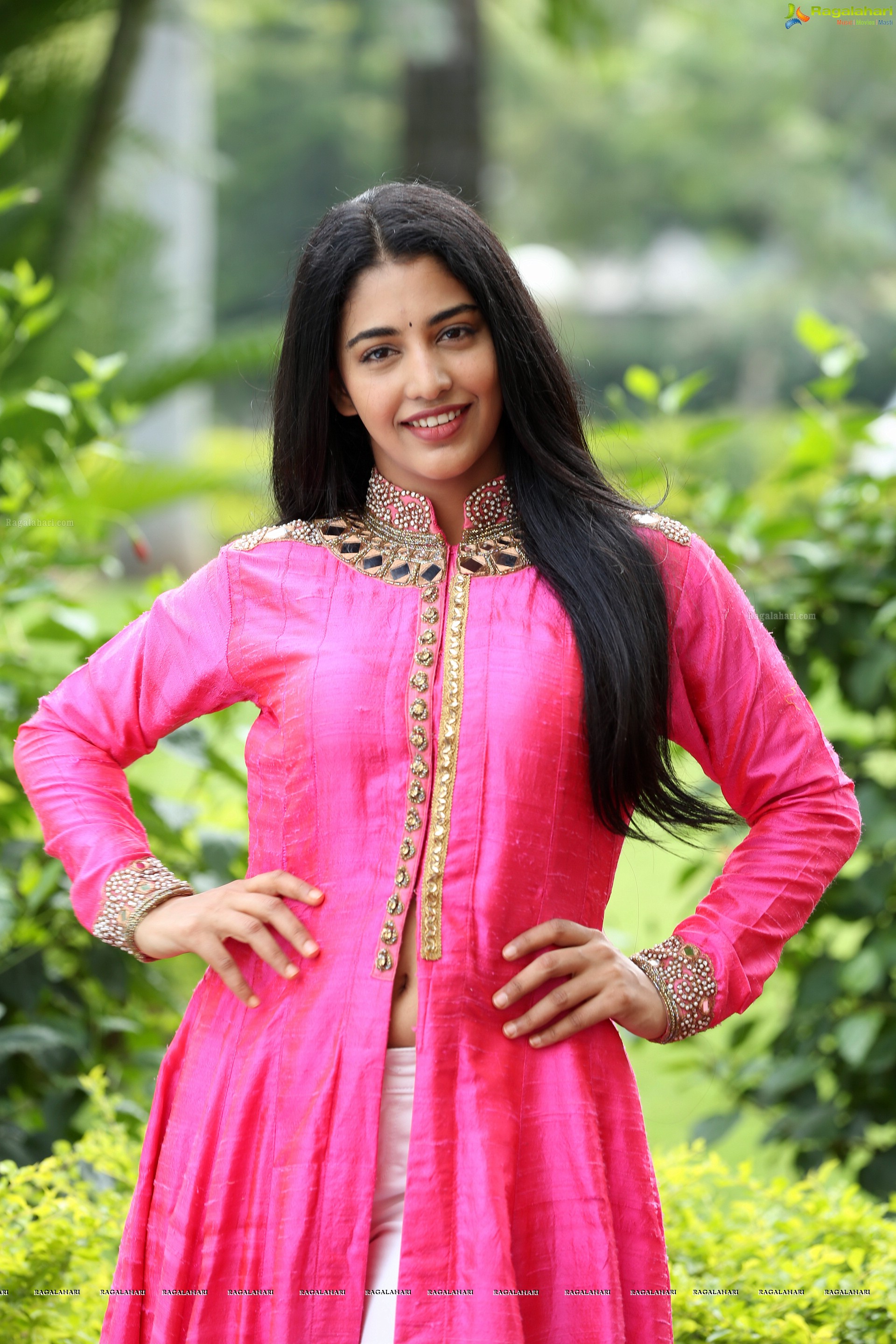 Daksha Nagarkar @ Husharu Press Meet - HD Gallery