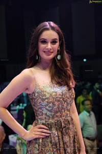 Evelyn Sharma - Model