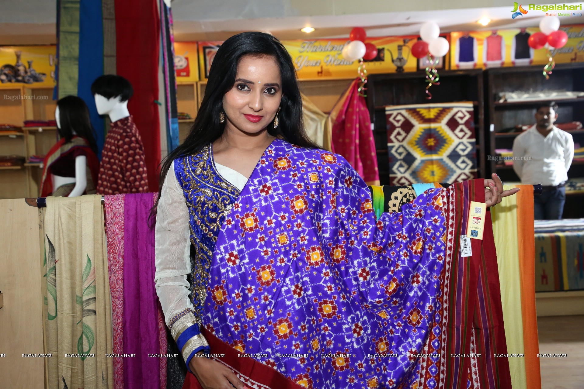 Ishika Singh @ Cottage Craft Mela - HD Gallery