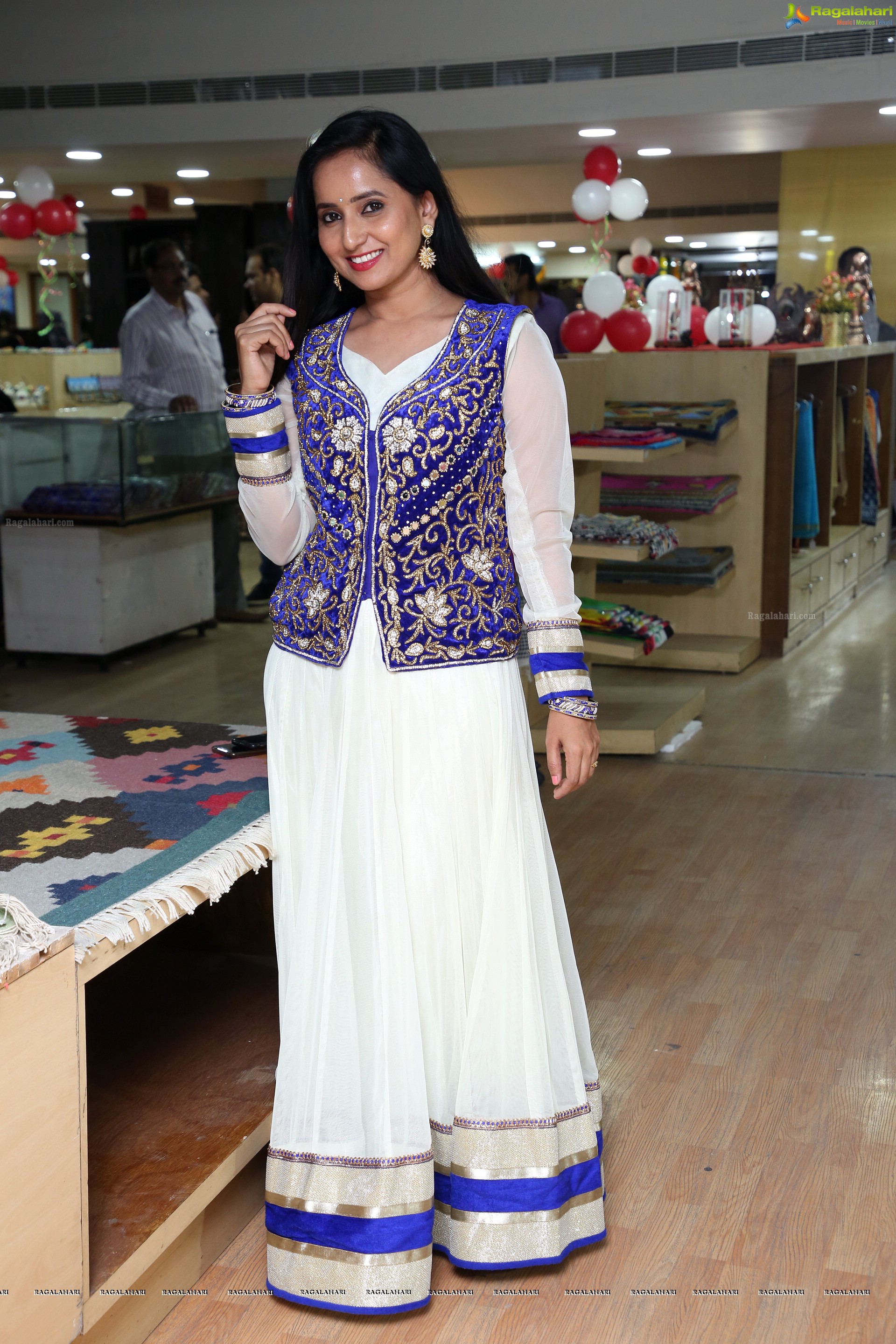 Ishika Singh @ Cottage Craft Mela - HD Gallery