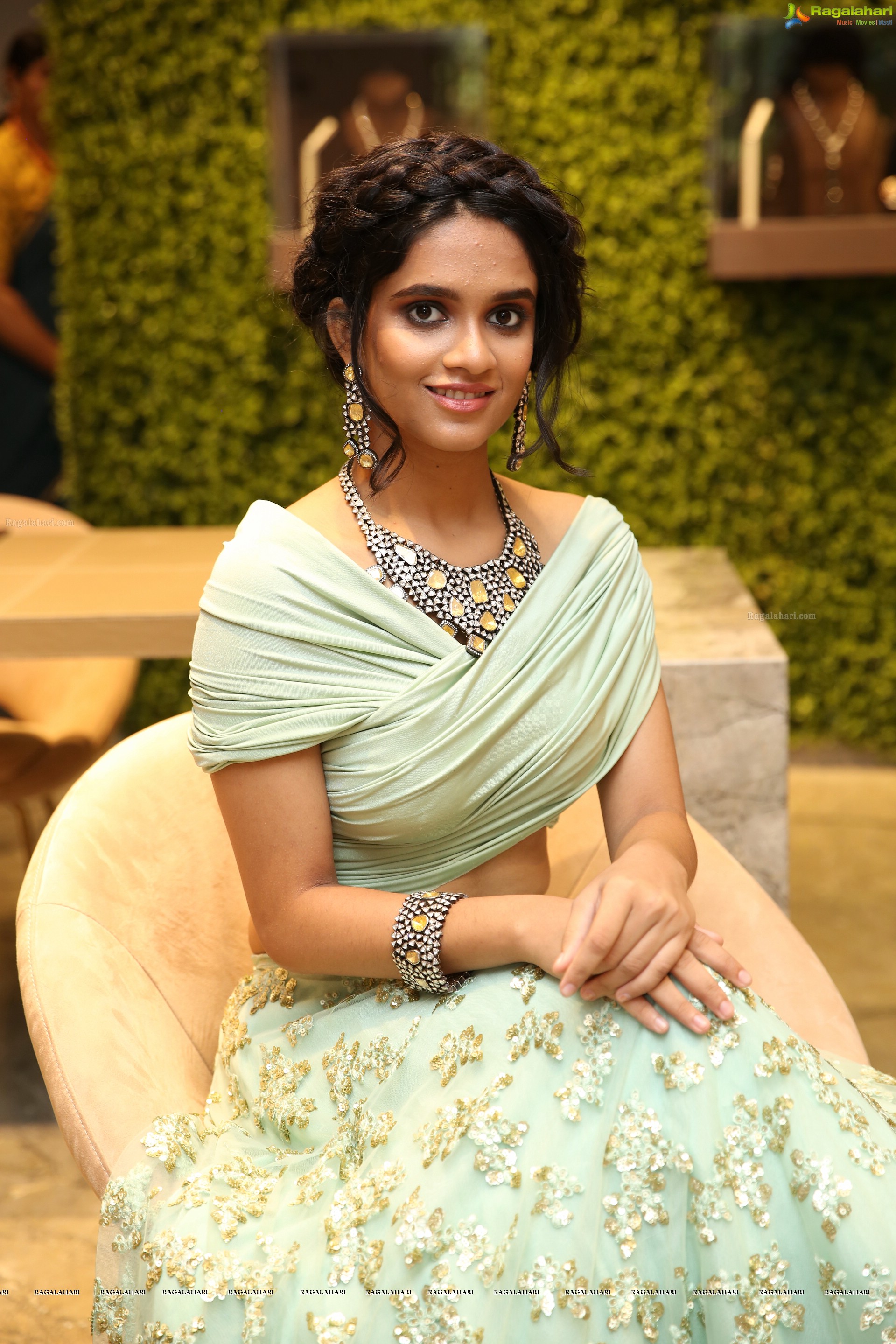 Madhu Preetha Poses with Jewellery @ Nikitha Jewellery 'The 9 Shades of Women' Celebrations HD Gallery, Images