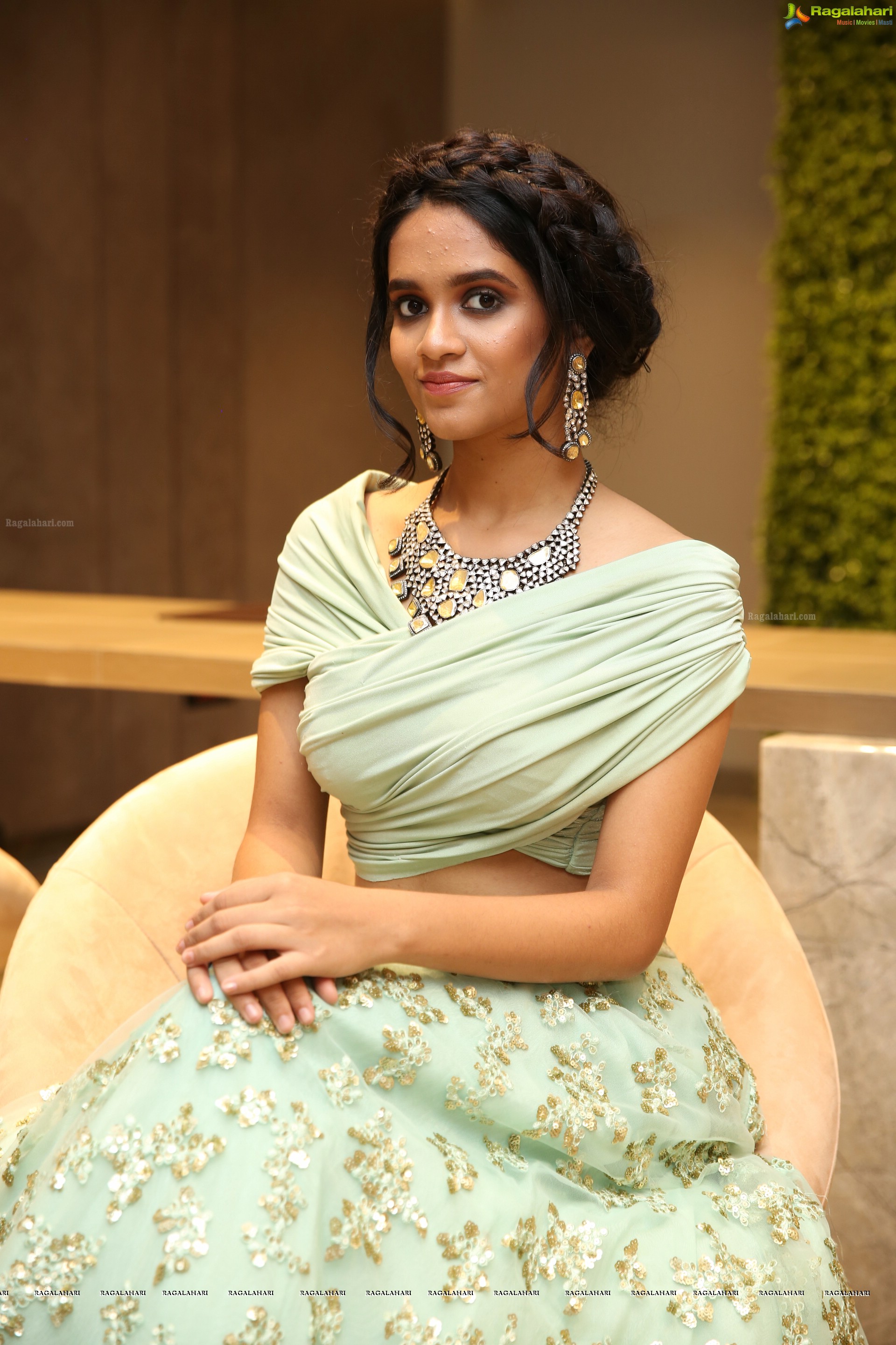 Madhu Preetha Poses with Jewellery @ Nikitha Jewellery 'The 9 Shades of Women' Celebrations HD Gallery, Images