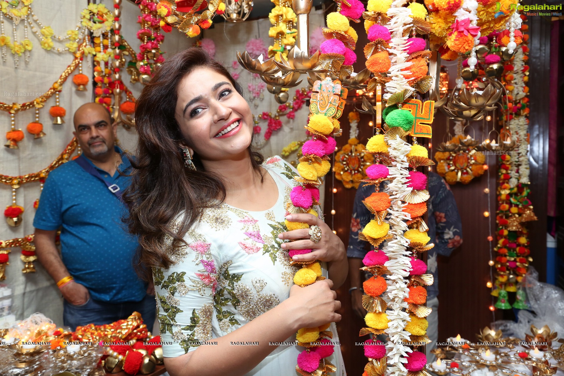 Poonam Bajwa at Sutraa Lifestyle & Fashion Exhibition Launch - HD Gallery