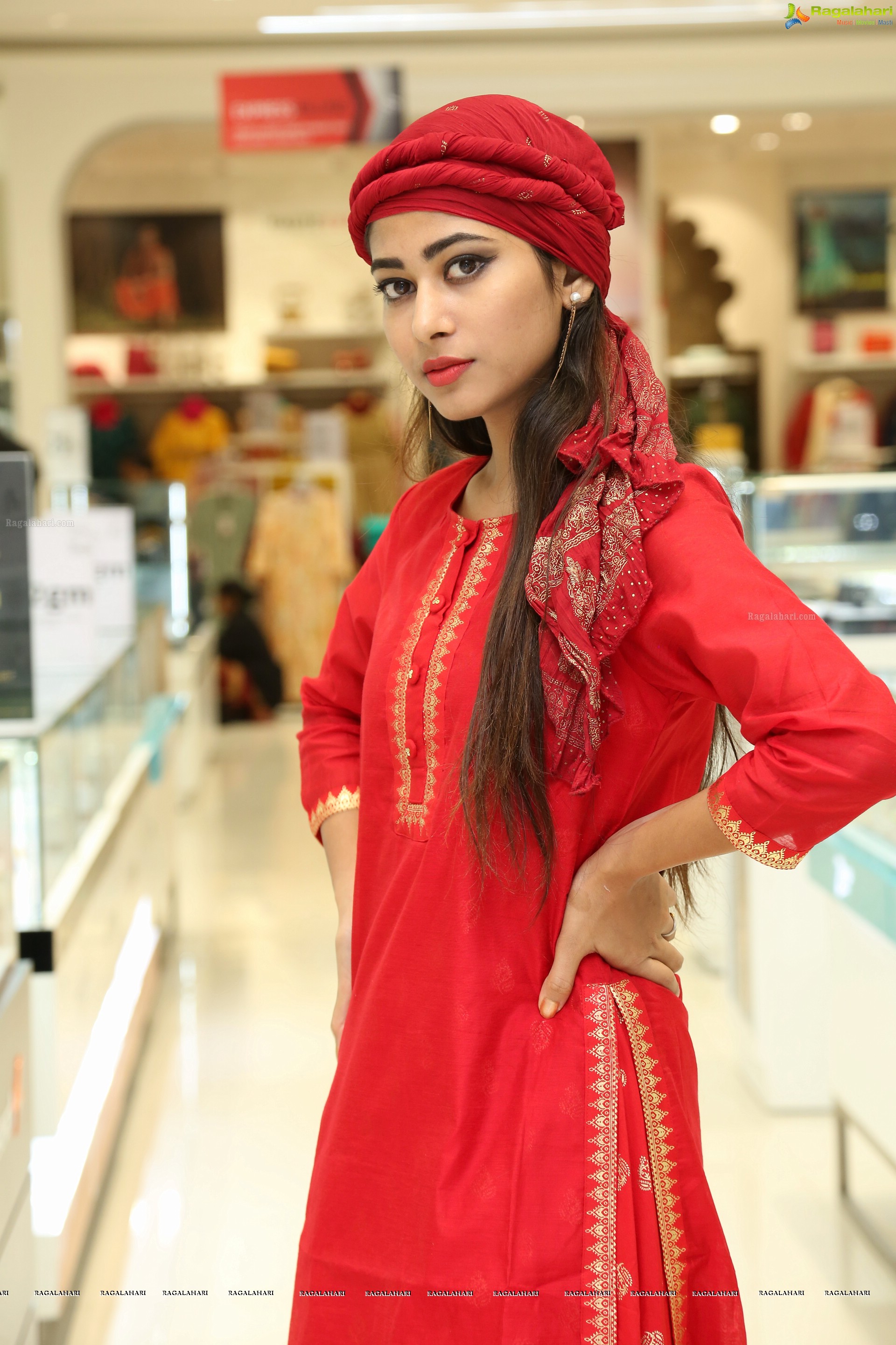 Soni Taghu @ Shoppers Stop Fashion Show - HD Gallery