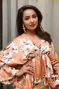 Tejaswi Madivada HD Photos