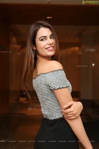 Srishti Rana at Sutraa Logo Launch