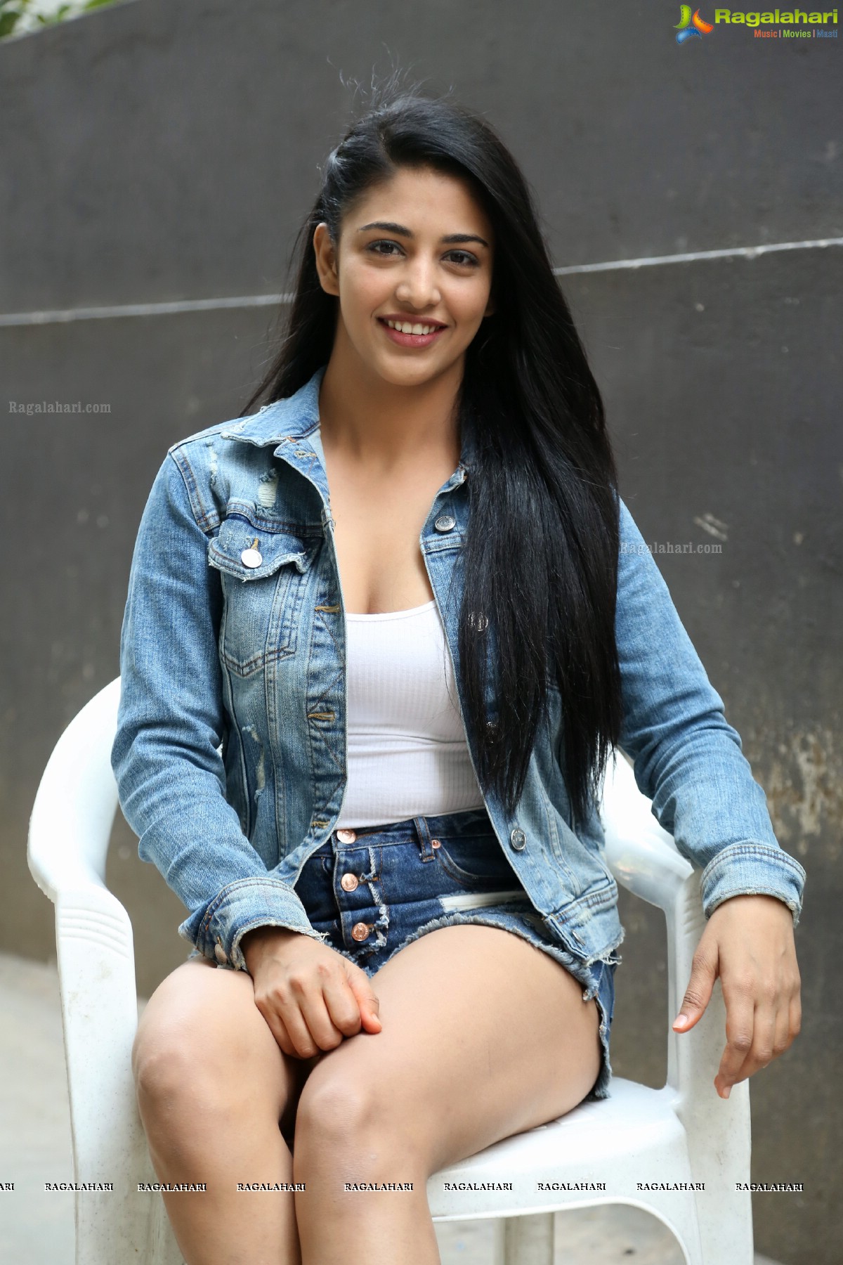 Daksha Nagarkar @ Husharu Press Meet