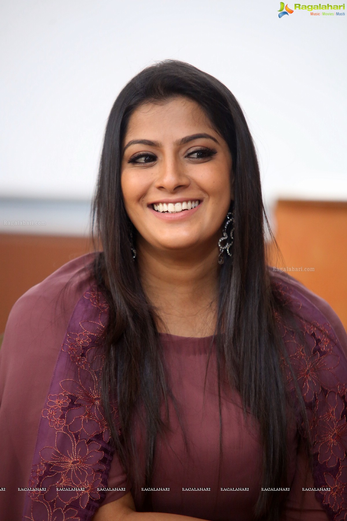 Varalaxmi Sarathkumar @ Sarkar Interview