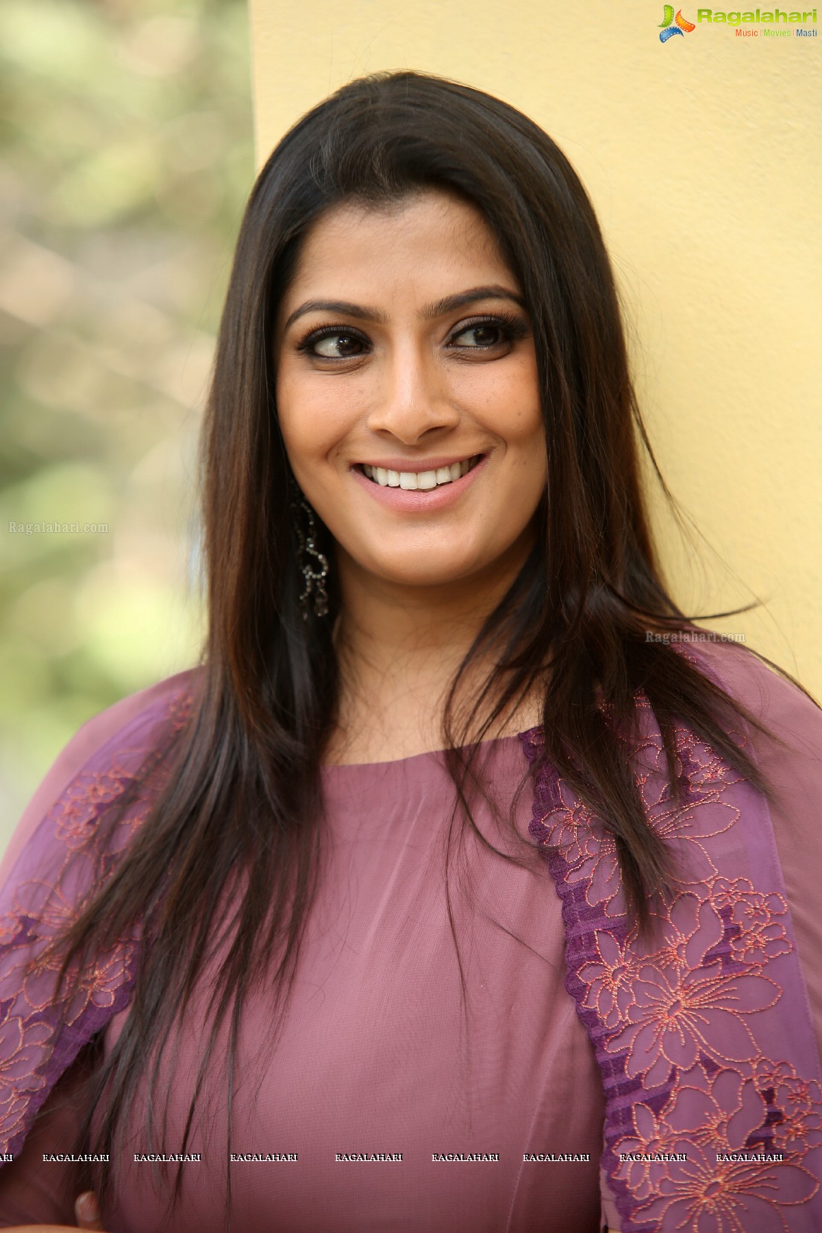 Varalaxmi Sarathkumar @ Sarkar Interview