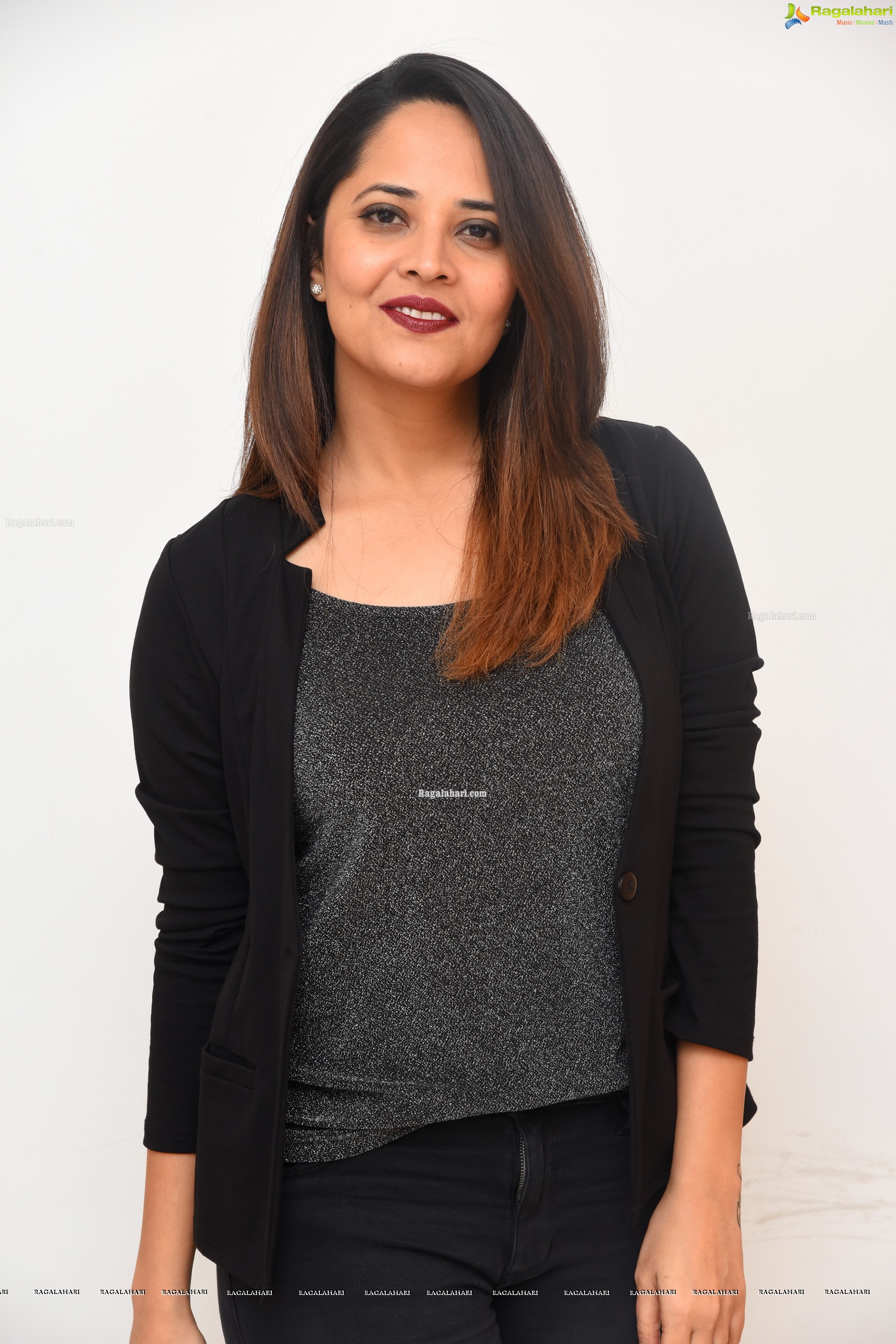 Anasuya Bharadwaj @ Meeku Maathrame Cheptha Interview - HD Gallery