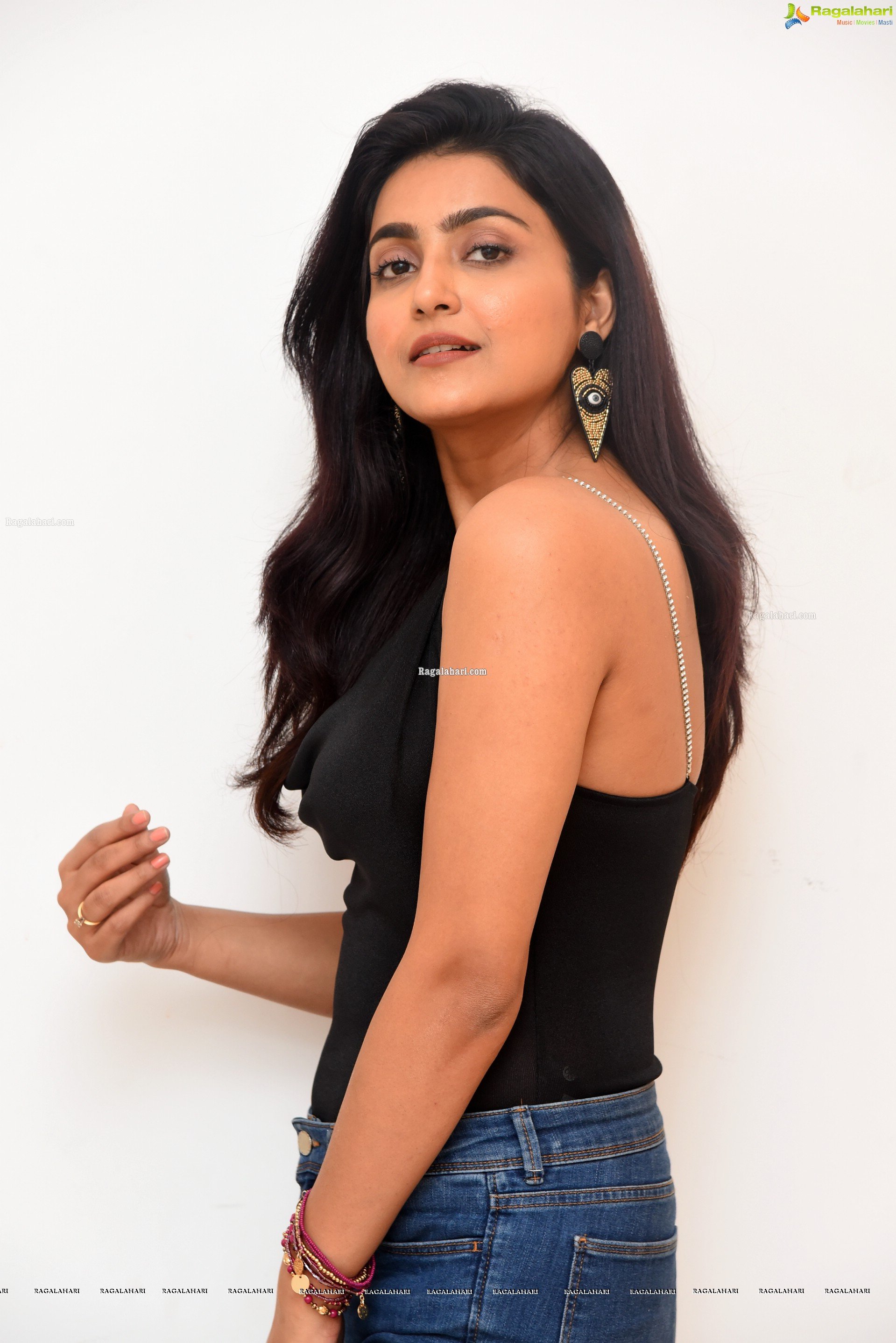 Avantika Mishra @ Meeku Maathrame Cheptha Interview - HD Gallery