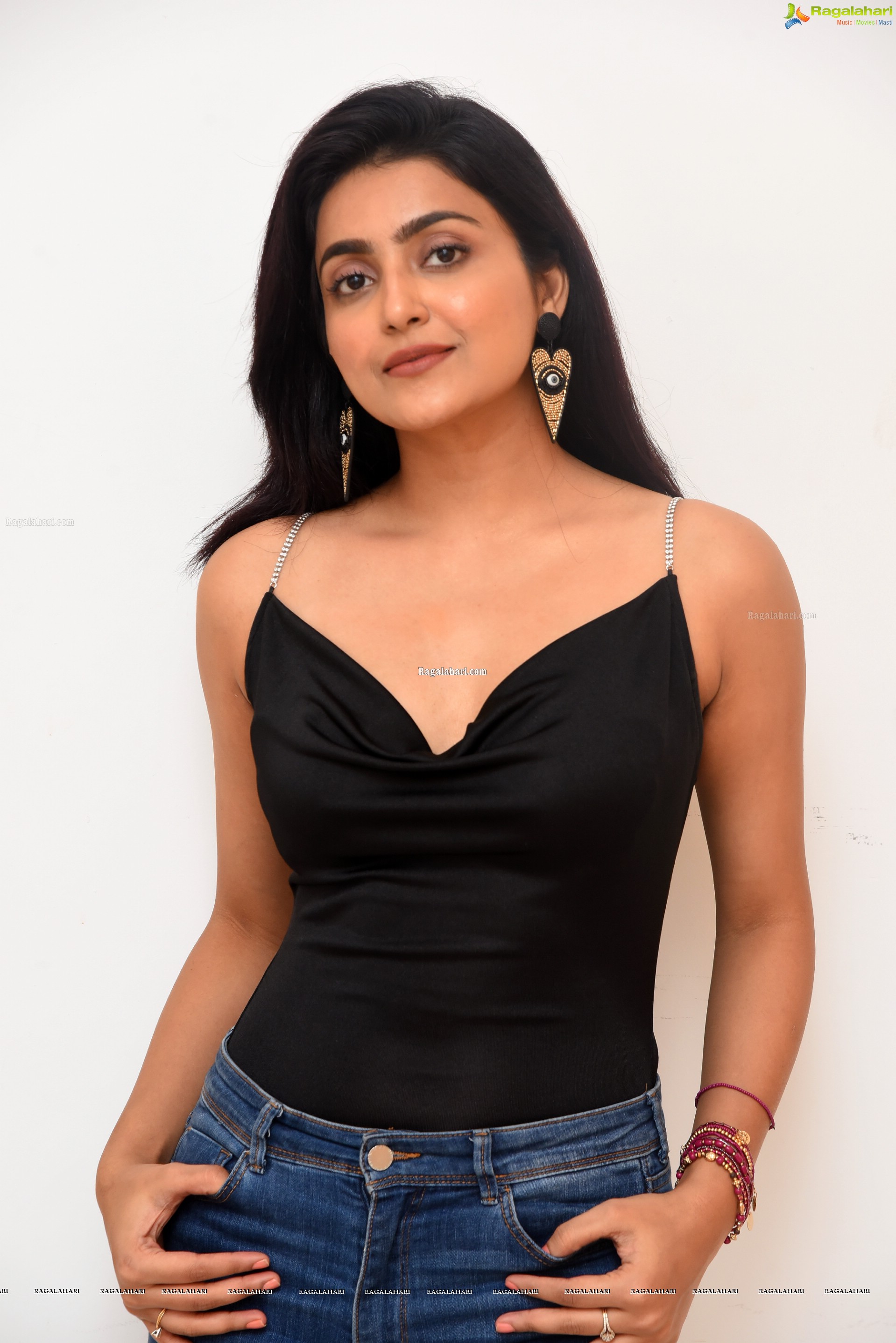 Avantika Mishra @ Meeku Maathrame Cheptha Interview - HD Gallery