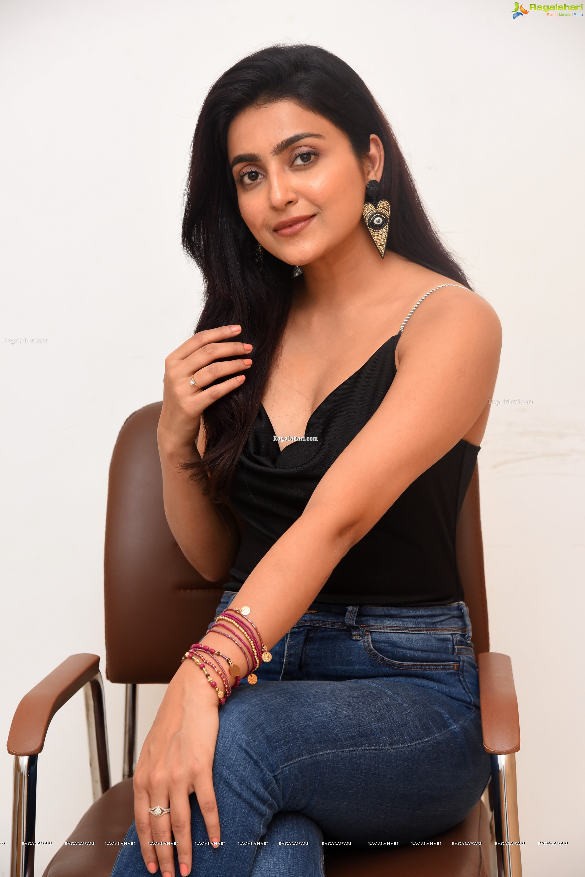 Avantika Mishra @ Meeku Maathrame Cheptha Interview - HD Gallery