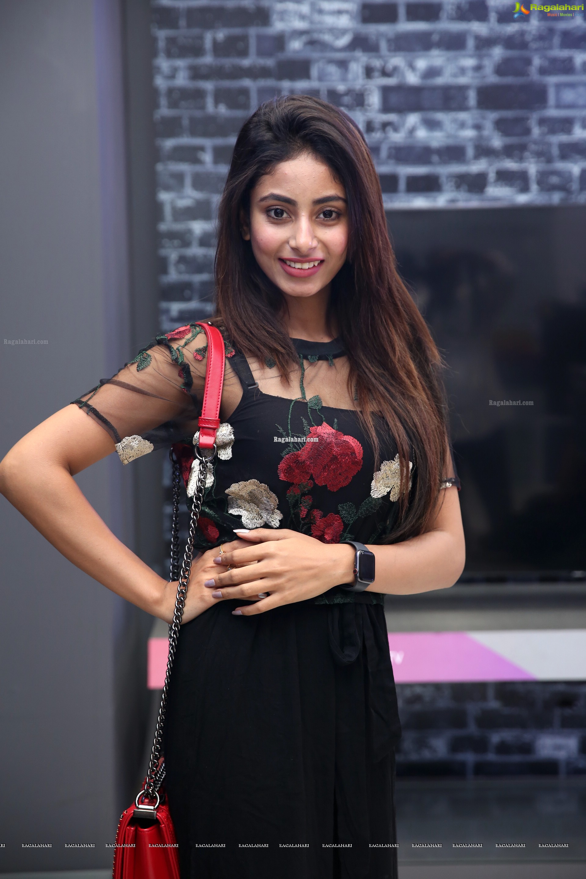 Honey Chowdary @ Bajaj Electronics Gold Hungama 2019 Winner Announcement - HD Gallery