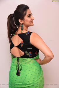 Manjusha at Evvarikee Cheppoddu Pre-Release Event