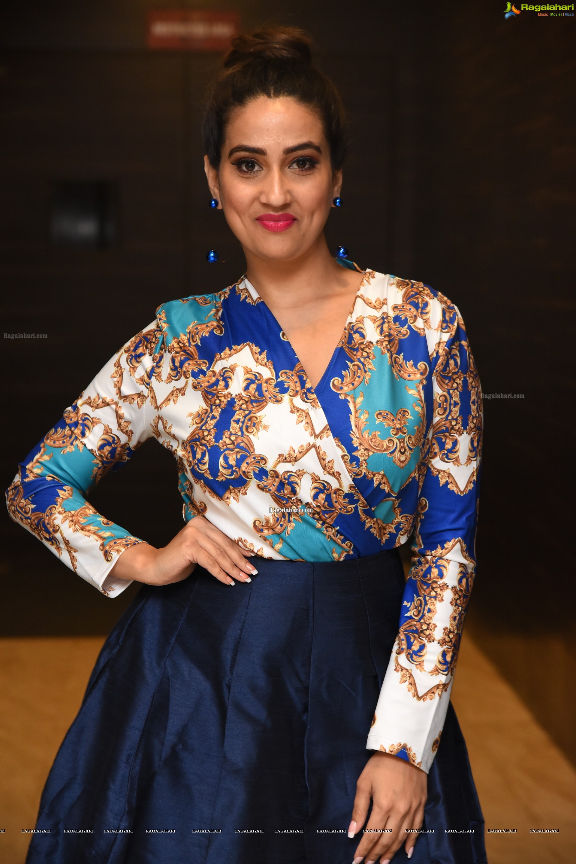 Manjusha @ Meeku Maathrame Cheptha Pre-Release Event - HD Gallery