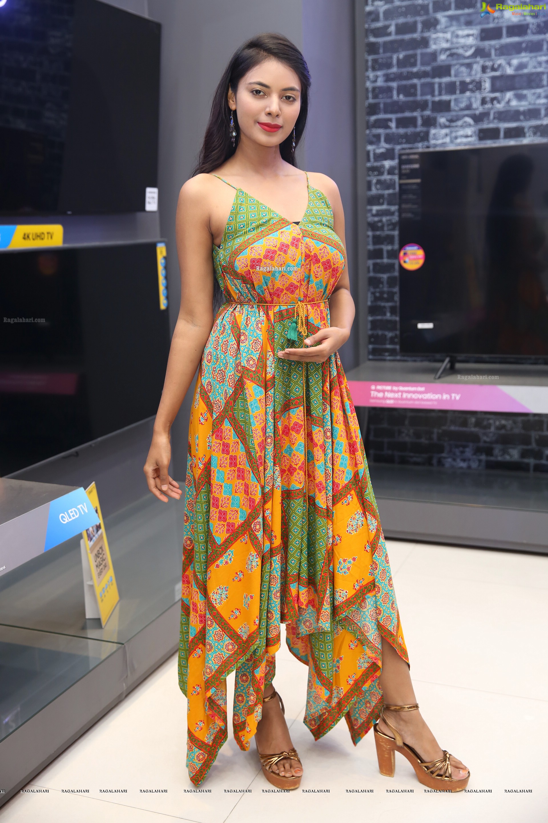 Neha Gupta @ Bajaj Electronics Gold Hungama - HD Gallery