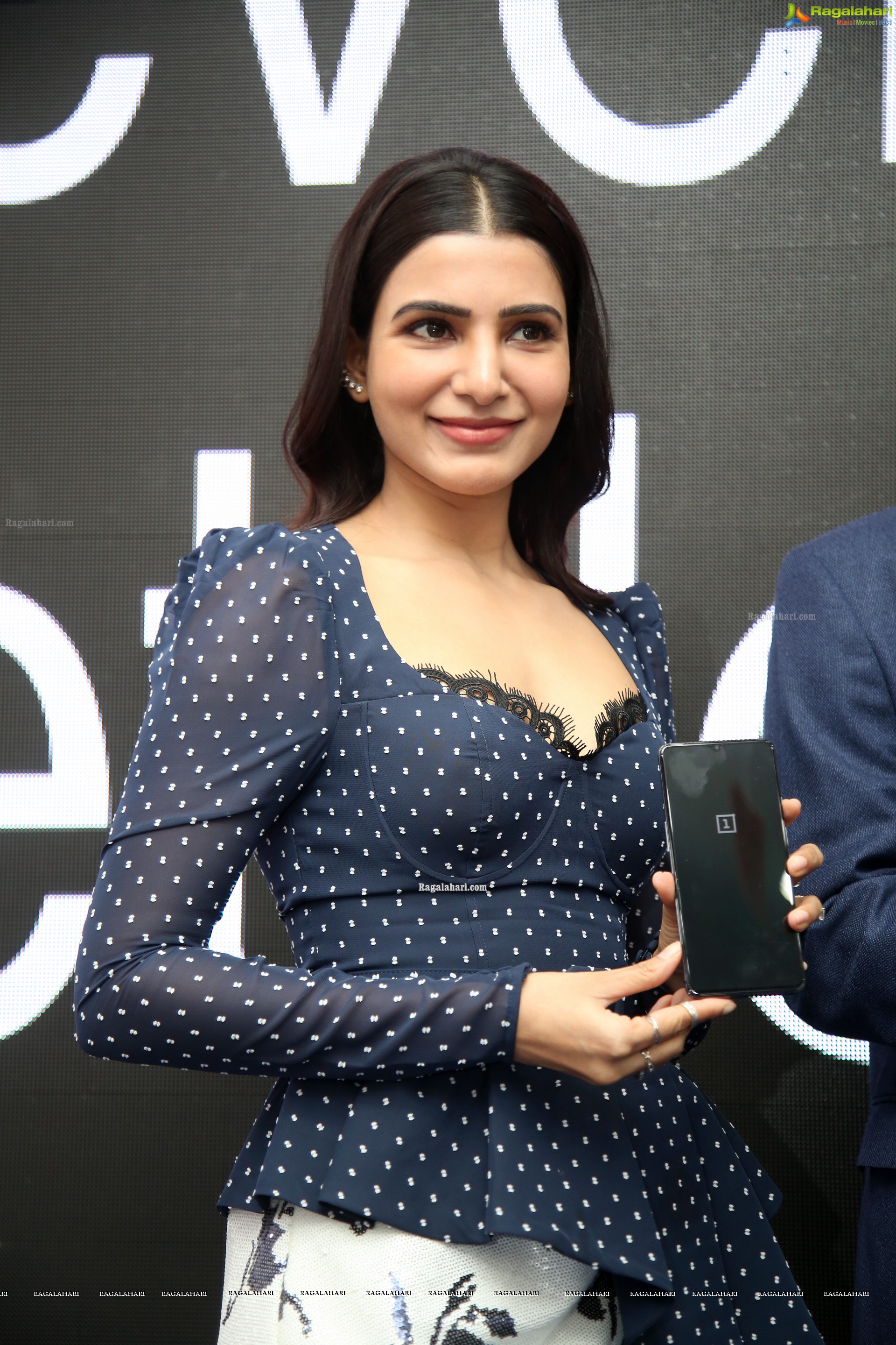 Samantha Akkineni at Oneplus Mobiles Launch At Big C - HD Gallery