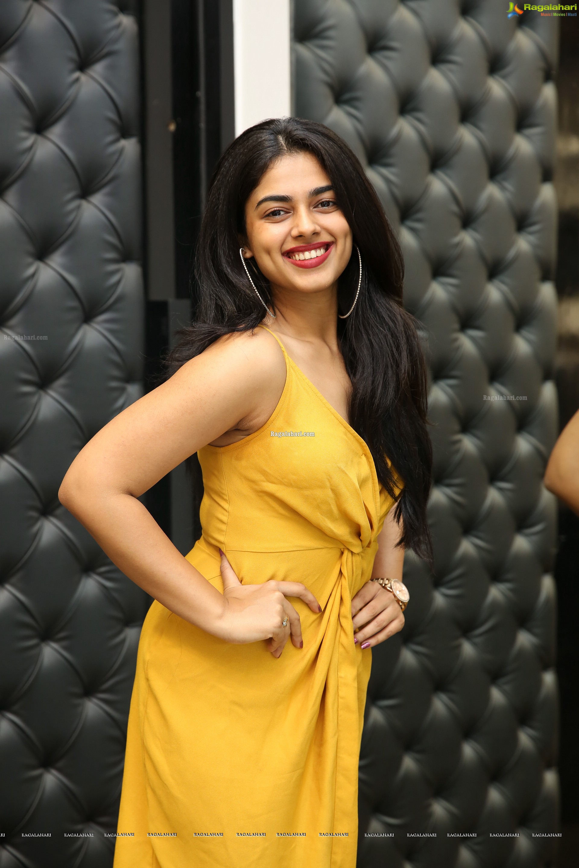 Siddhi Idnani @ Bajaj Electronics Lucky Draw Event - HD Gallery