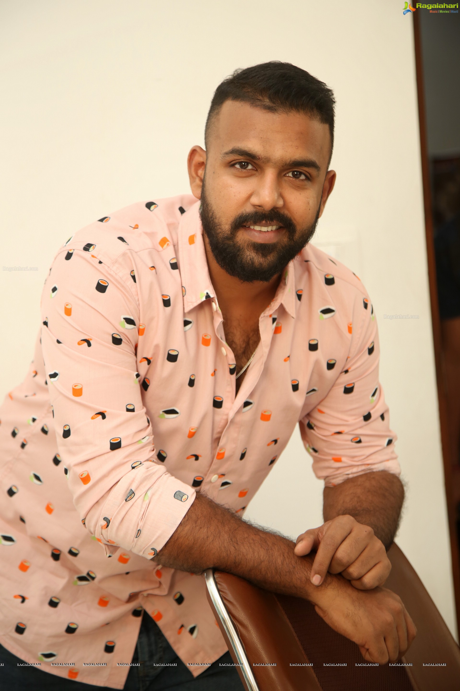 Tharun Bhascker @ Meeku Mathrame Cheptha Interview - HD Gallery