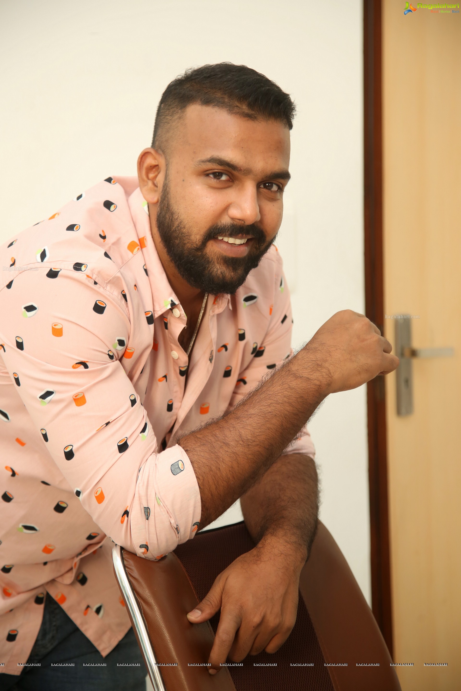 Tharun Bhascker @ Meeku Mathrame Cheptha Interview - HD Gallery