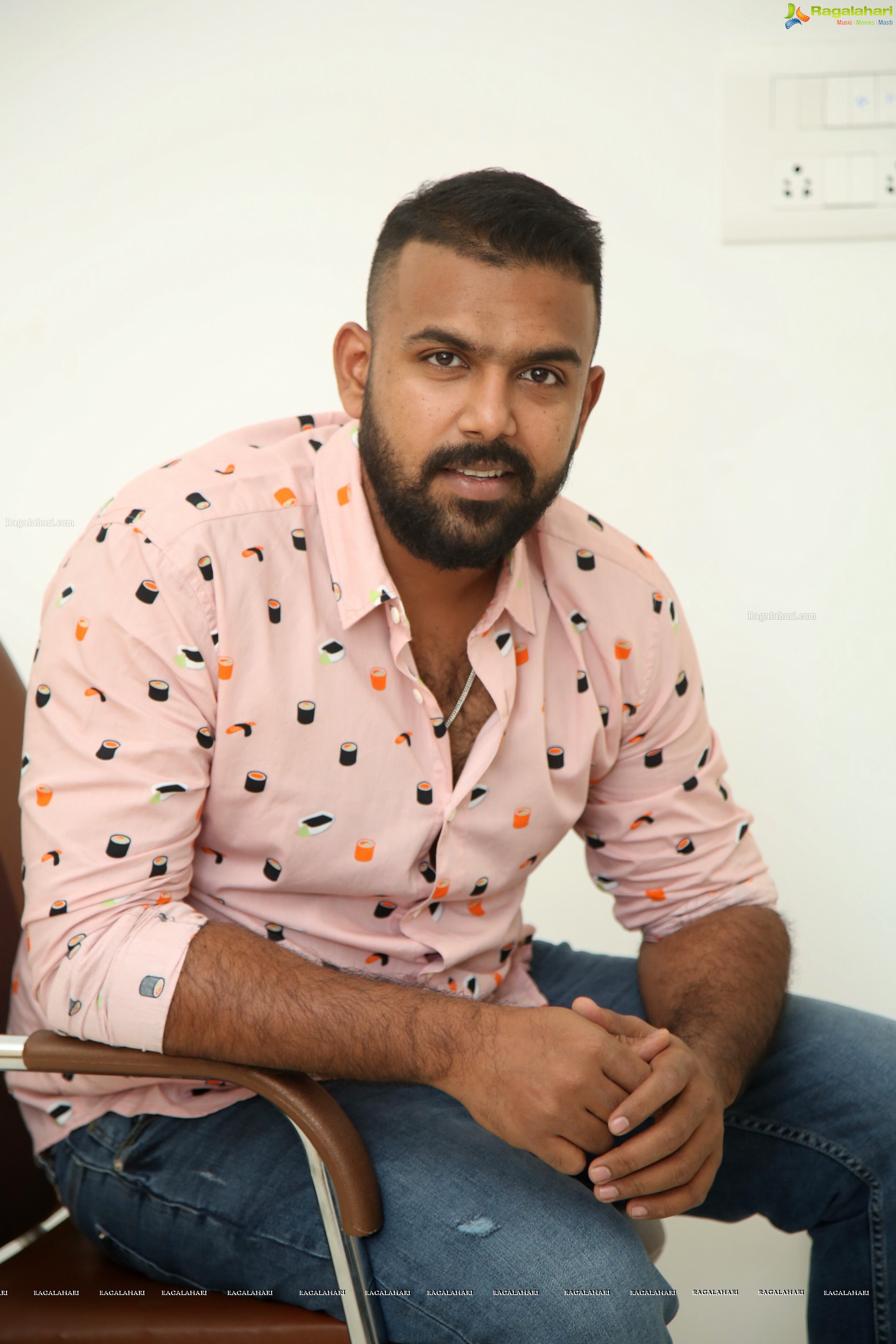 Tharun Bhascker @ Meeku Mathrame Cheptha Interview - HD Gallery