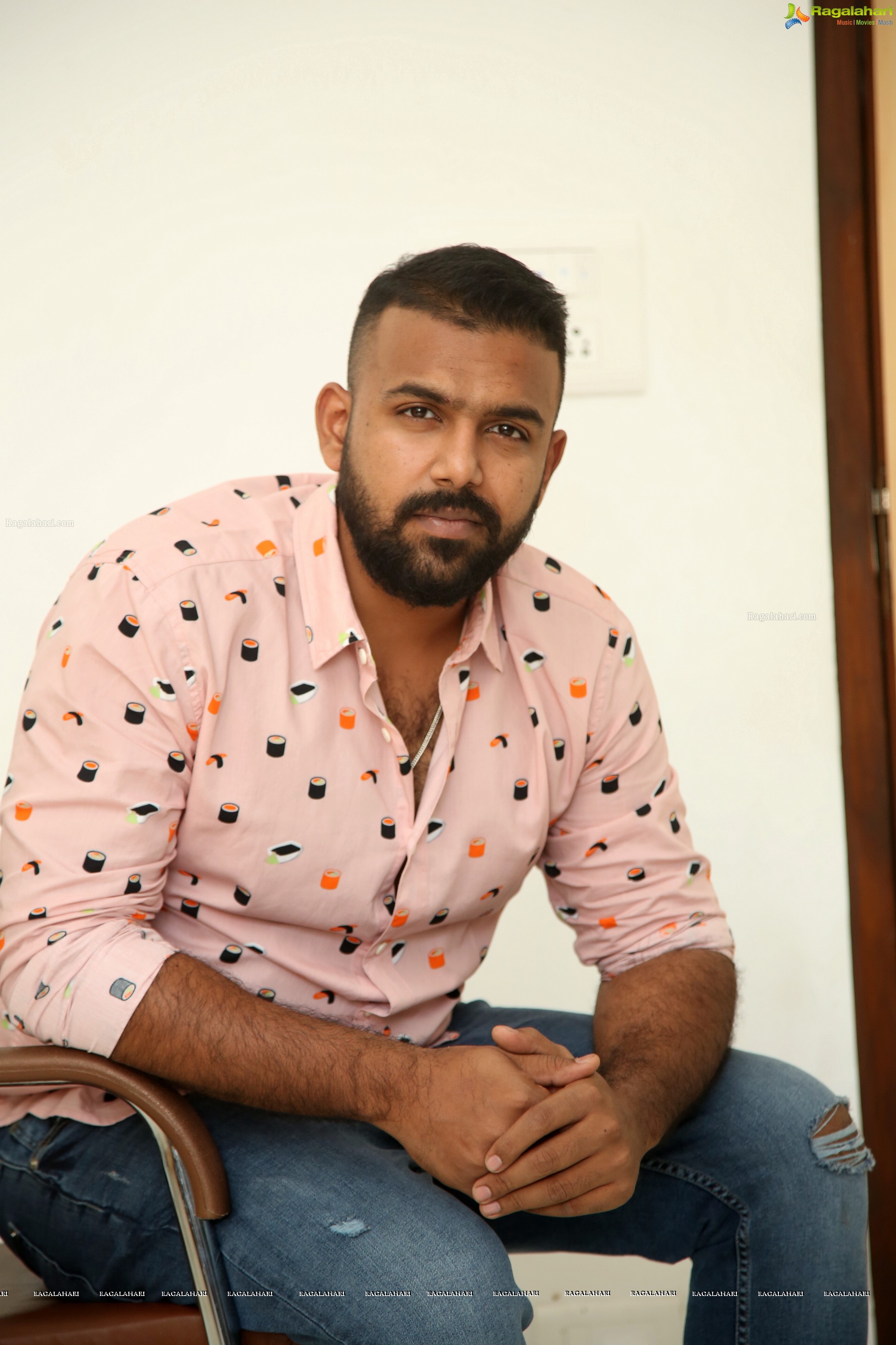 Tharun Bhascker @ Meeku Mathrame Cheptha Interview - HD Gallery