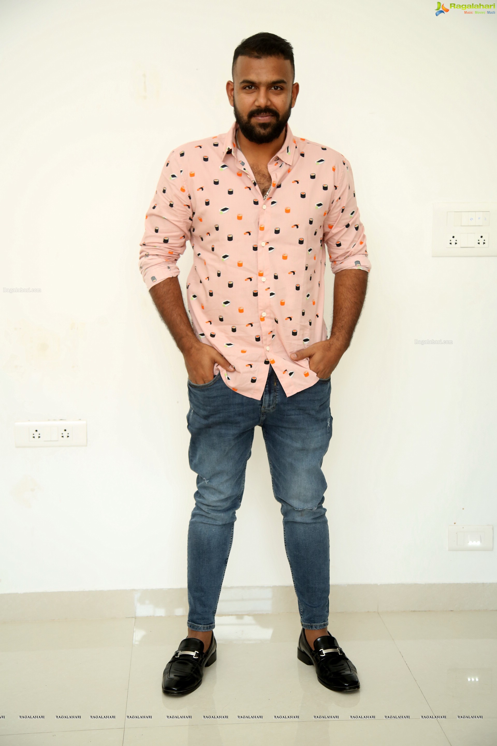 Tharun Bhascker @ Meeku Mathrame Cheptha Interview - HD Gallery