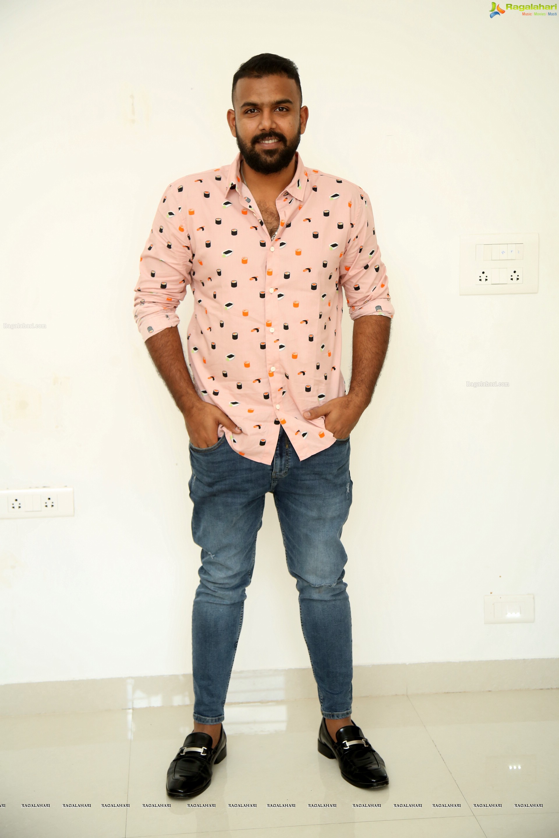 Tharun Bhascker @ Meeku Mathrame Cheptha Interview - HD Gallery