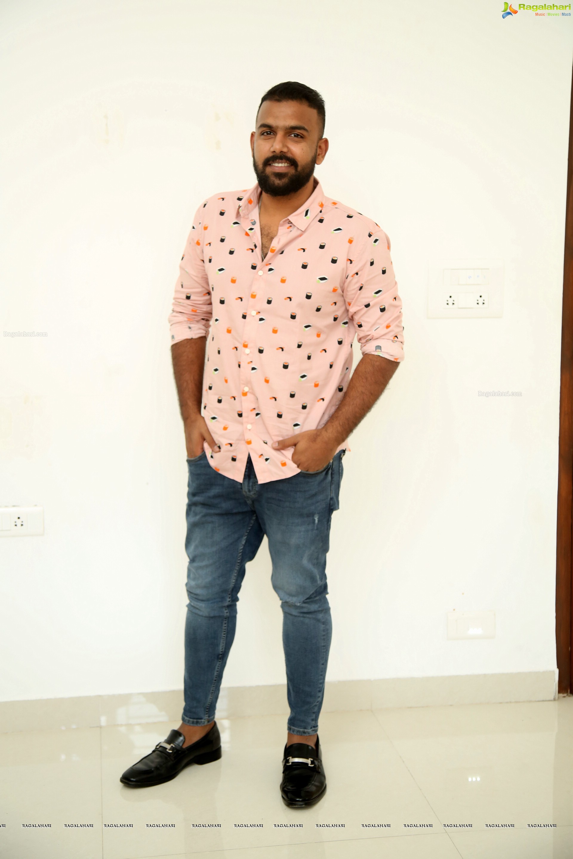 Tharun Bhascker @ Meeku Mathrame Cheptha Interview - HD Gallery