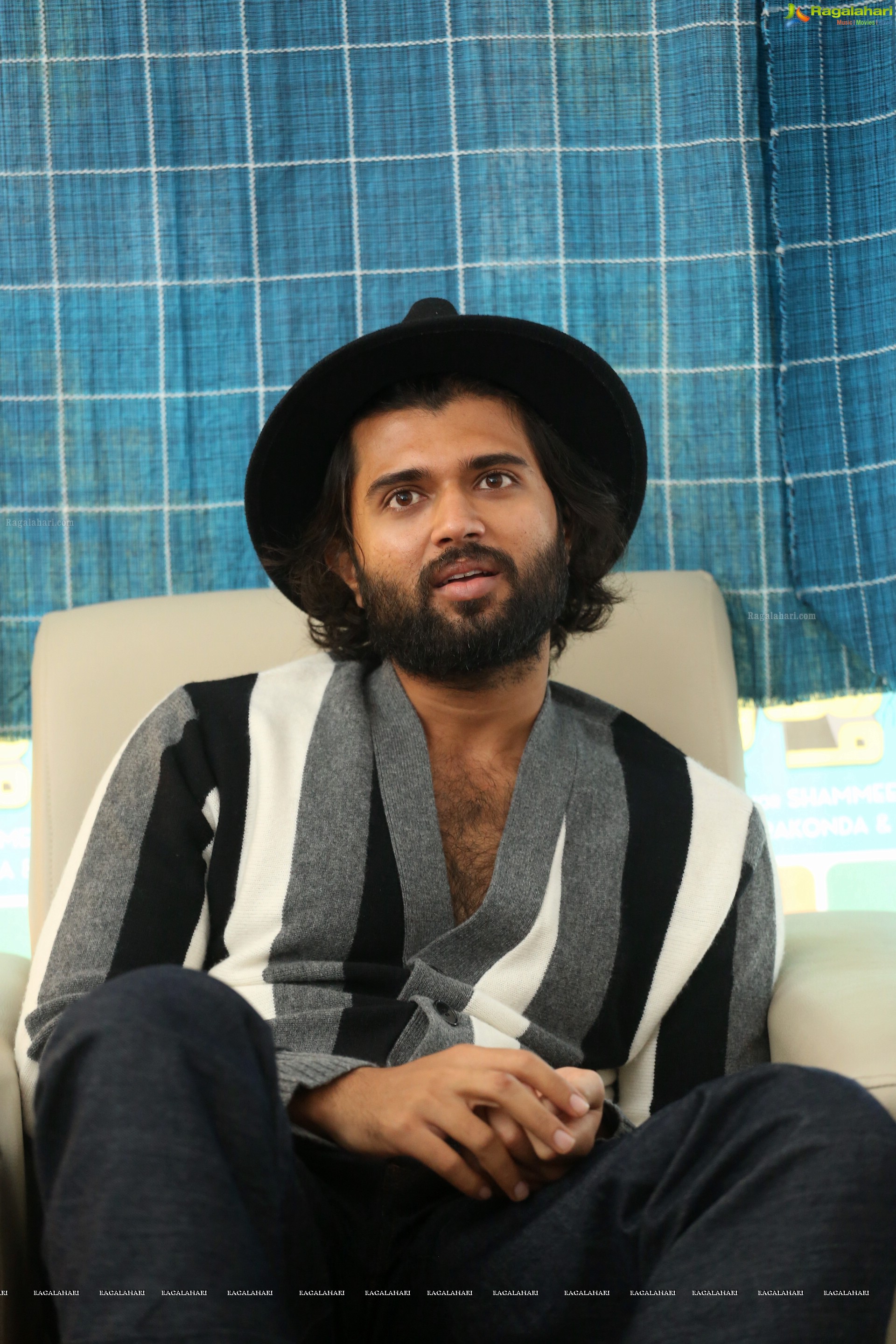 Vijay Deverakonda @ Meeku Mathrame Cheptha Interview - HD Gallery