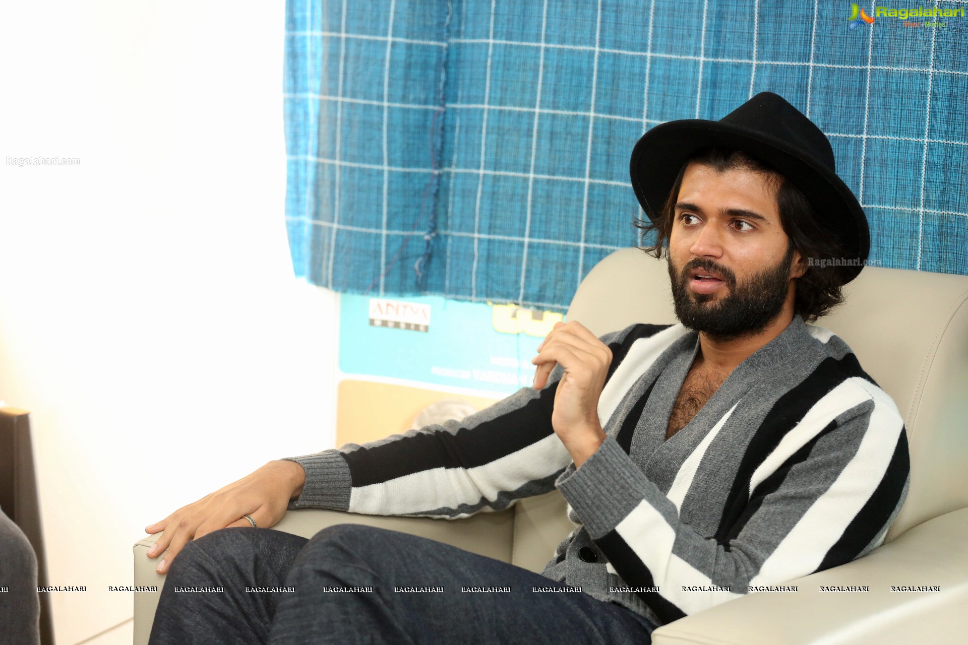 Vijay Deverakonda @ Meeku Mathrame Cheptha Interview - HD Gallery