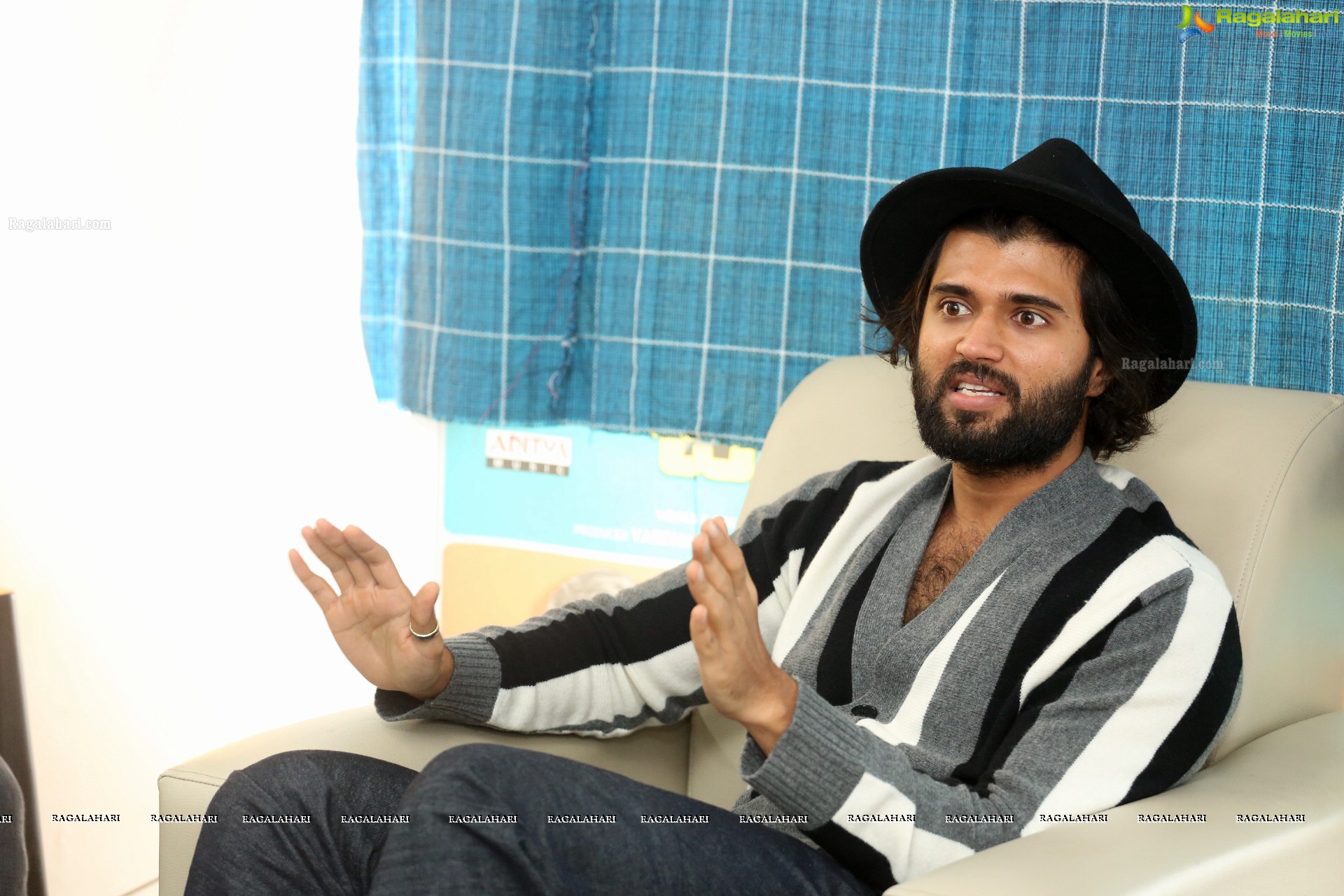 Vijay Deverakonda @ Meeku Mathrame Cheptha Interview - HD Gallery