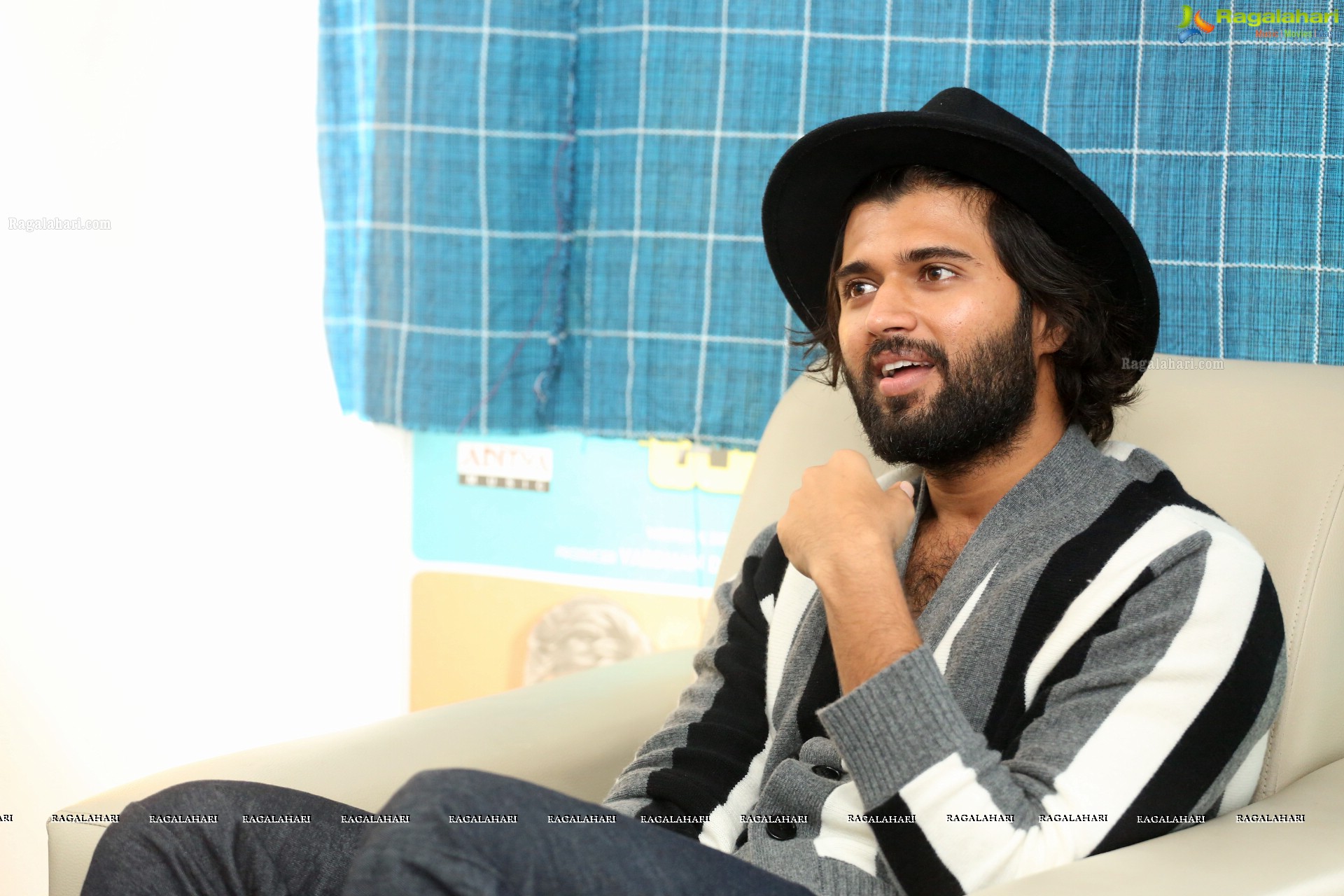 Vijay Deverakonda @ Meeku Mathrame Cheptha Interview - HD Gallery