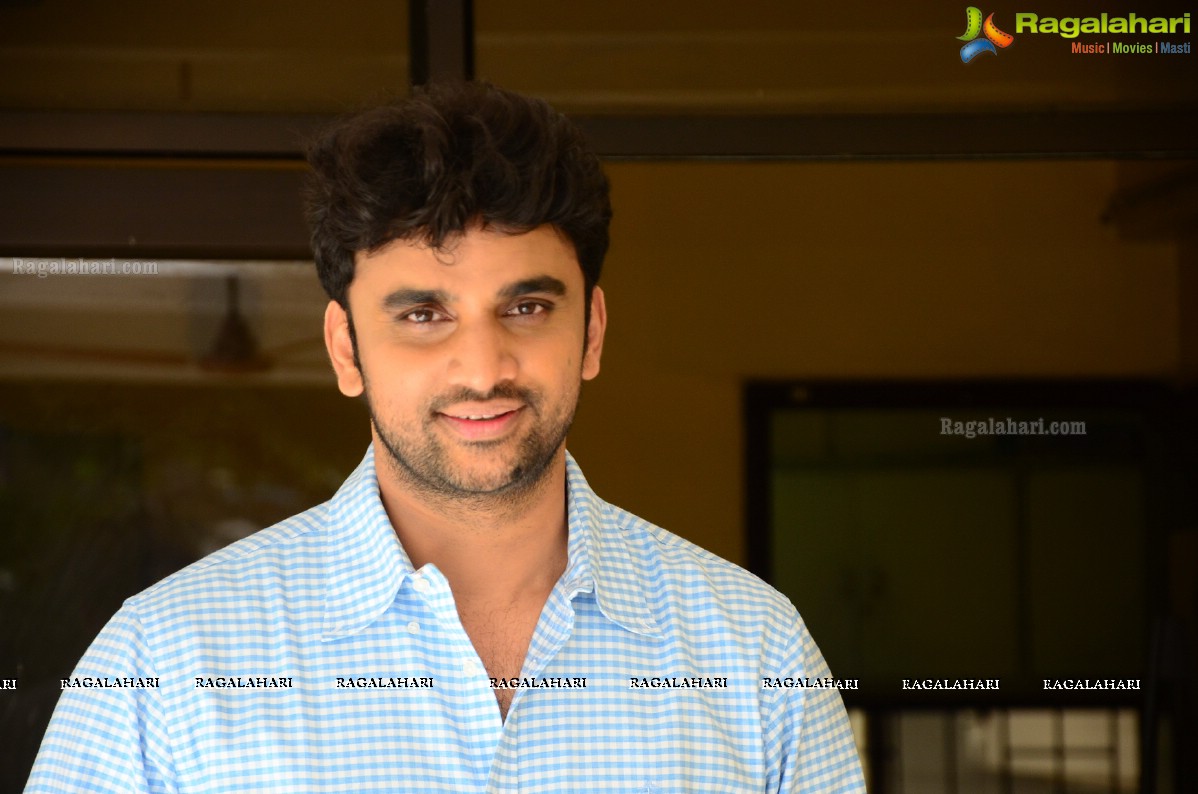 Rakesh Varre at Evarikee Cheppoddu Interview