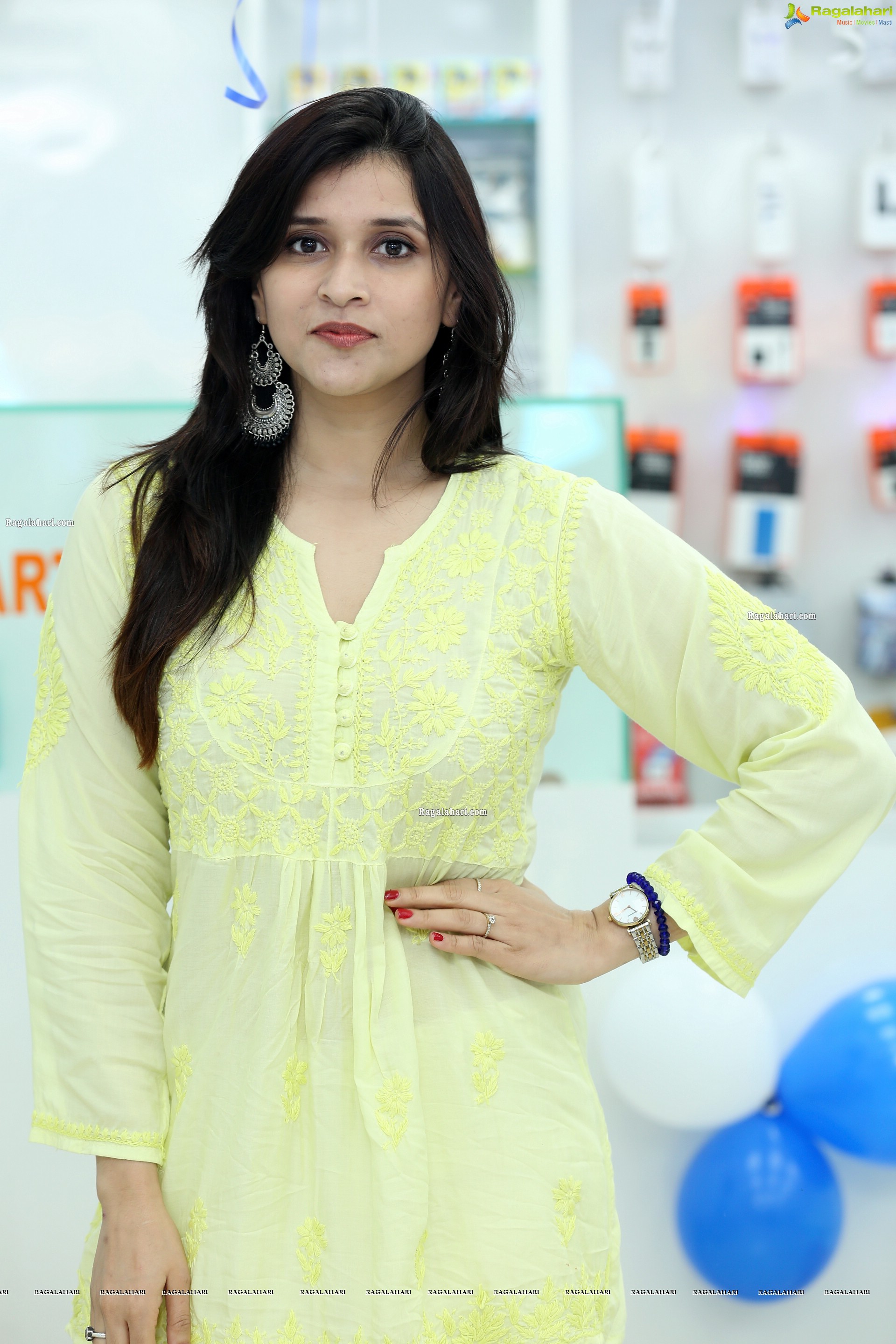 Mannara Chopra at Cellbay 55th Store Launch, HD Gallery