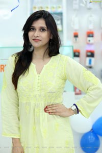 Mannara Chopra at Cellbay 55th Store Launch