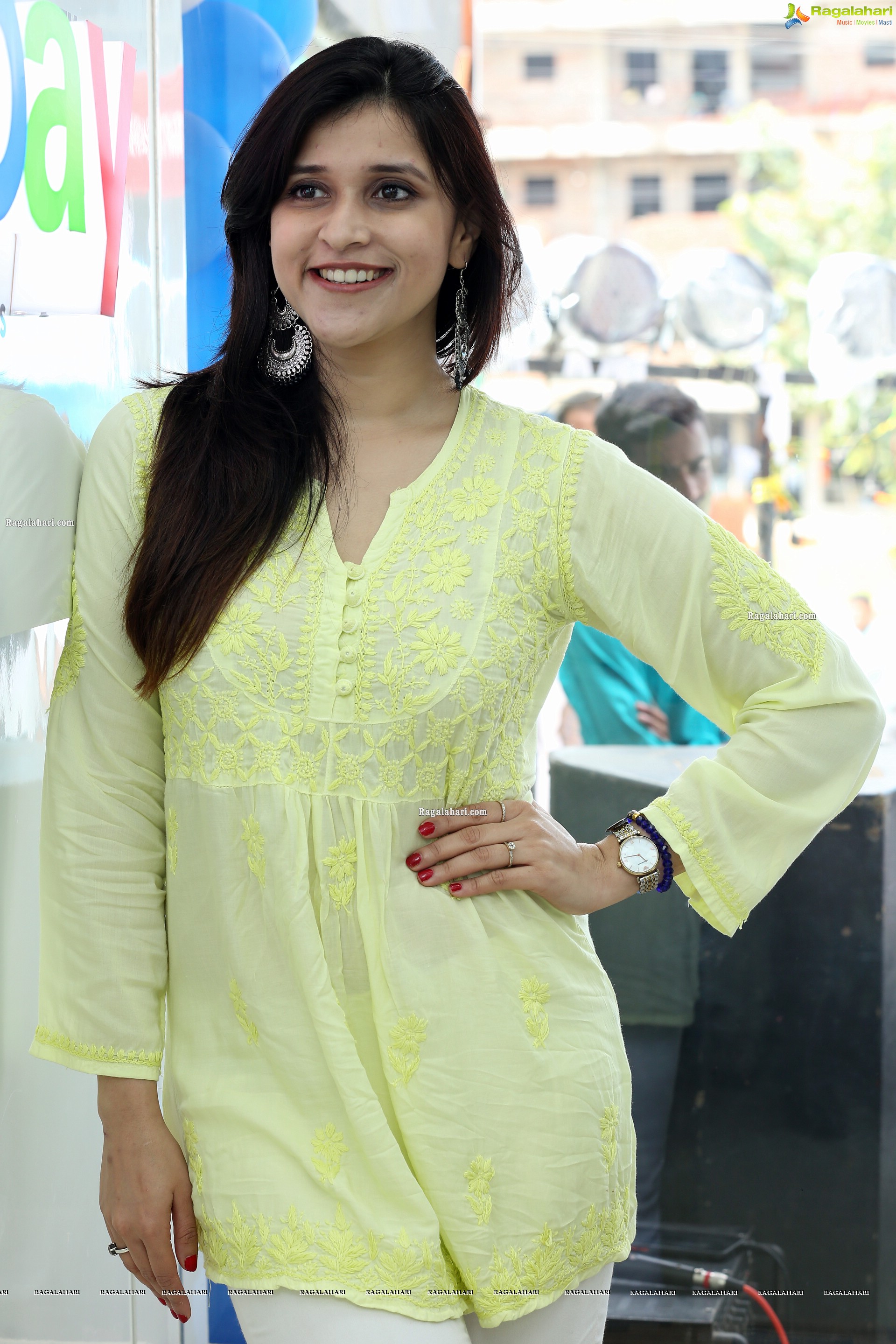 Mannara Chopra at Cellbay 55th Store Launch, HD Gallery