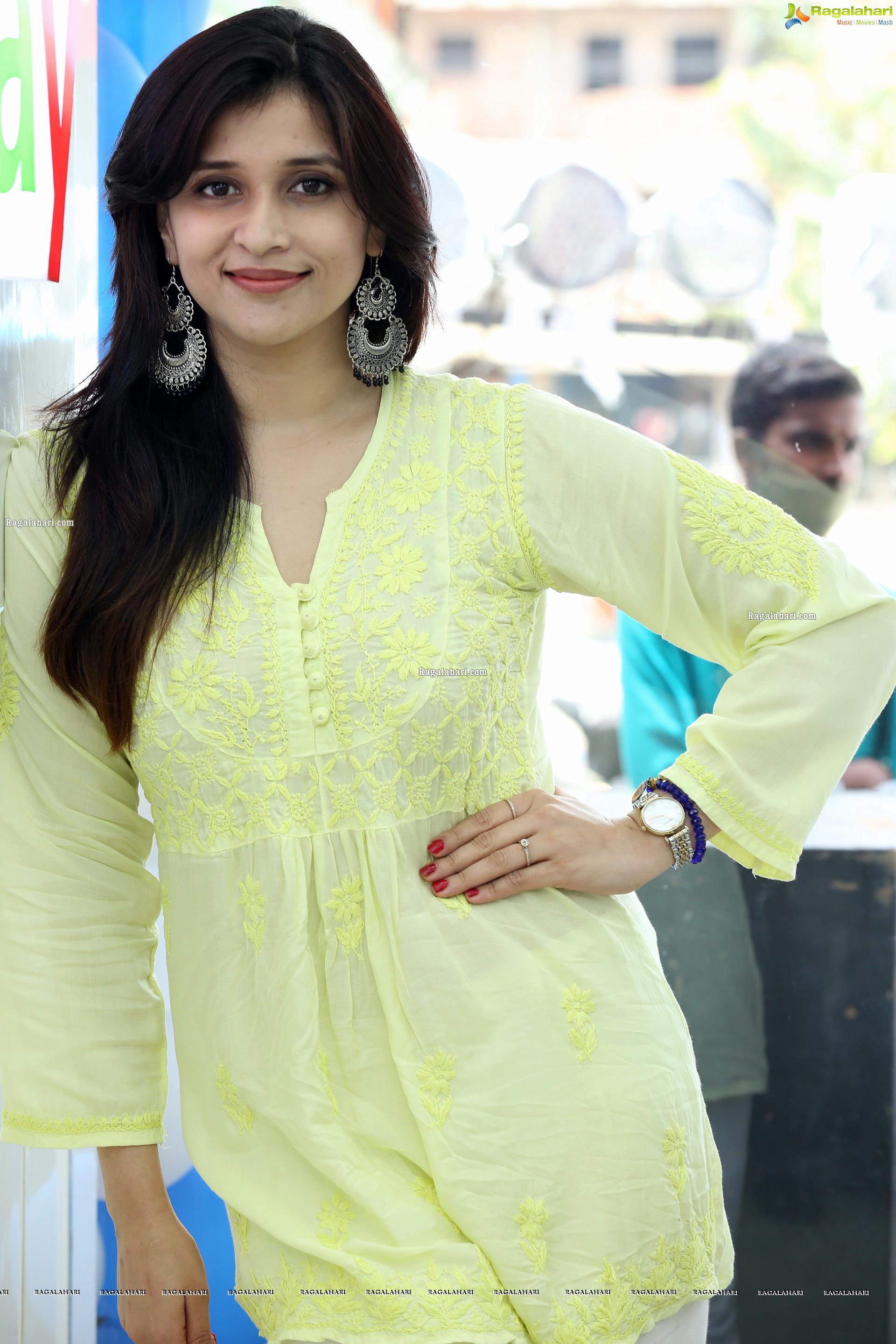 Mannara Chopra at Cellbay 55th Store Launch, HD Gallery