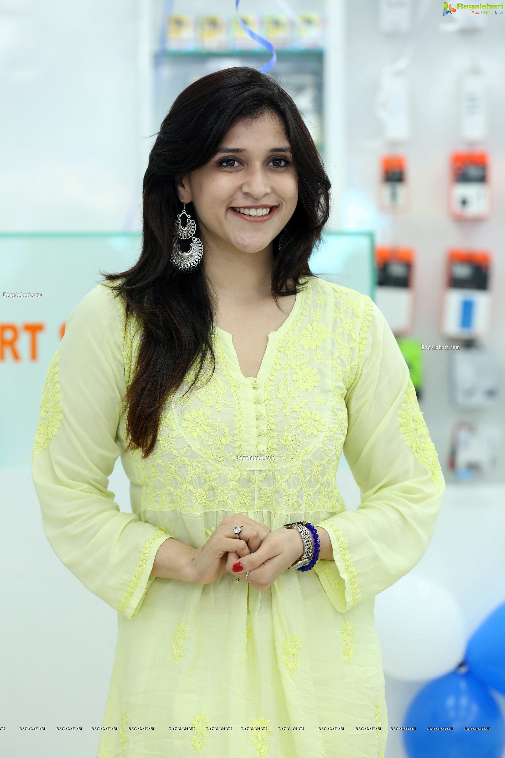 Mannara Chopra at Cellbay 55th Store Launch, HD Gallery